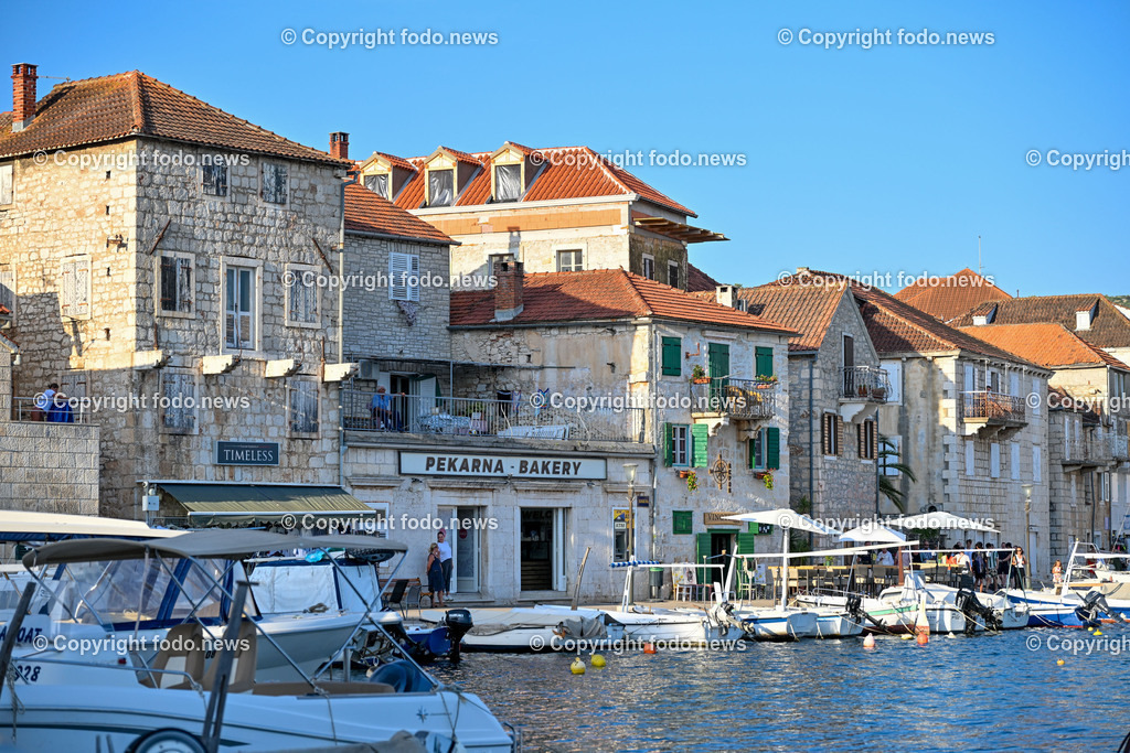 Kroatien_ Brac_ Insel in Dalmatien_ Milna_ 20.07.2025-23 | 20.07.2025, Kroatien, HRV, Brac, Insel in Dalmatien, Milna im Bild Themenbild, Milna, Hafenortschaft in der Gespanschaft Split-Dalmatien auf der Insel Brac, Hafen, Boote, Motorboot, Haeuser, Gebauede, Feature, Symbolbild