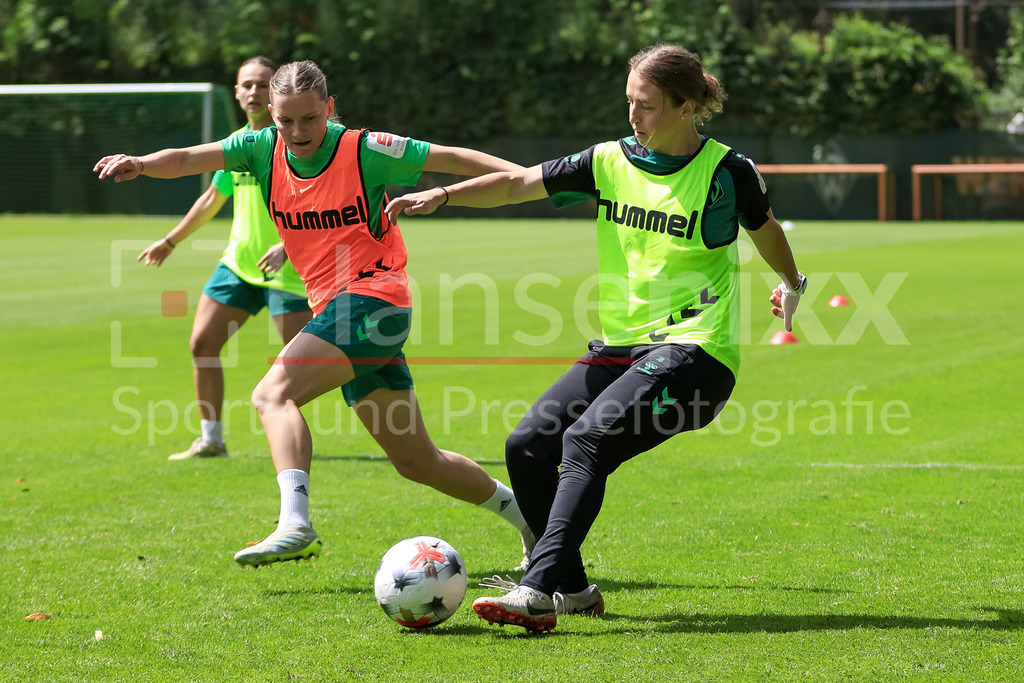 Fussball, Google Pixel Frauen-Bundesliga, Trainingsauftakt SV Werder Bremen | v.li.: Sarah Ernst (SV Werder Bremen) und Michaela Specht (Co-Trainerin, SV Werder Bremen) im Zweikampf, Duell, Dynamik, Aktion, Action, Spielszene