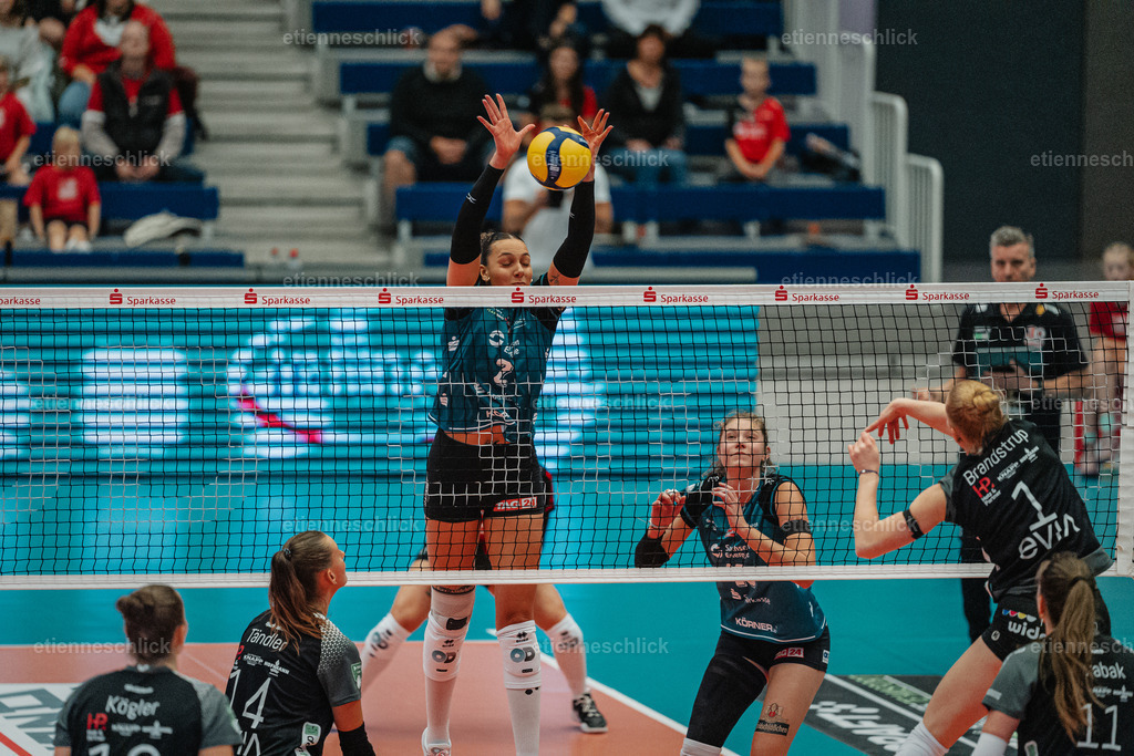 Dresdner SC - Binder Blaubären TSV Flacht, DEKRA 1. Bundesliga Frauen, Volleyball | Im Bild: Raeven Chase (2, Dresdner SC) blockt den ball erfolgreich24.10.2026, Dresdner SC -  Binder Blaubären TSV Flacht, DEKRA 1. Bundesliga Frauen, Volleyball, Deutschland, Dresden, Cyberport Arena
