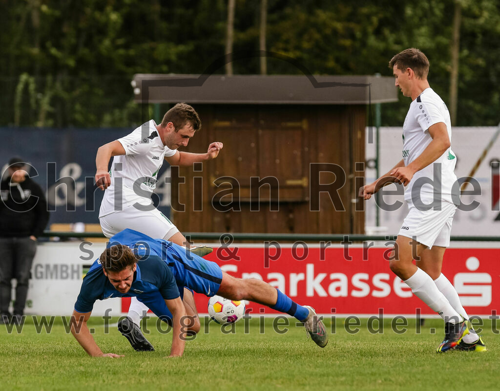 2023-10-14_085_FC_Langengeisling_gegen_TSV_Siegsdorf | Erding, Deutschland, 14.10.2023:
Fußball, Bezirksliga Oberbayern Ost 2023 / 2024, 13. Spieltag, FC Langengeisling gegen TSV Siegsdorf, Endergebnis: 3:0

Maximilian Birnbeck (FC Langengeisling, #27), Florian Aigner (TSV Siegsdorf, #16), Paul Glassl (TSV Siegsdorf, #9)

Foto: Christian Riedel / fotografie-riedel.net