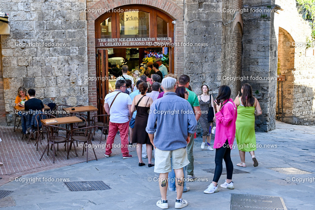 Italien_ Toskana_ San Gimignanao_ 26.05.2024-18 | 26.05.2024, Italien, ITA, Toskana, San Gimignano im Bild Stadtansichten Gebäude, Architektur, Touristen, Historisch, Ansichten der berühmten Stadt San Gimignano in der Toskana-Italien - View of the famous town San Gimignano in Tuscany-Italy


San Gimignano ist eine italienische Kleinstadt in der Toskana mit einem mittelalterlichen Stadtkern. San Gimignano wird auch die Stadt der Türme genannt. Die Stadt liegt in der Provinz Siena. Sie gehört neben Florenz, Siena und Pisa zu den von Touristen meist besuchten Zielen in der Toskana.