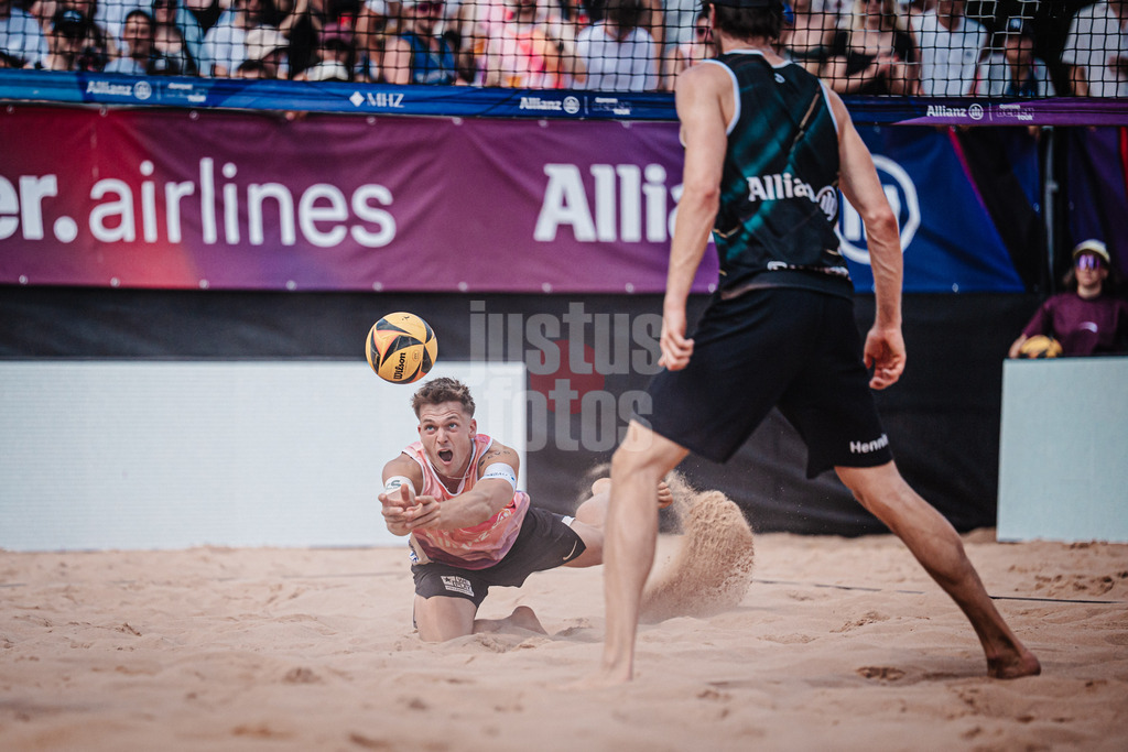 Beachvolleyball | Männer | Allianz German Beach Tour 2025 | Tourstop München | 12.07.2025 | Daniel Kirchner springt zum Ball