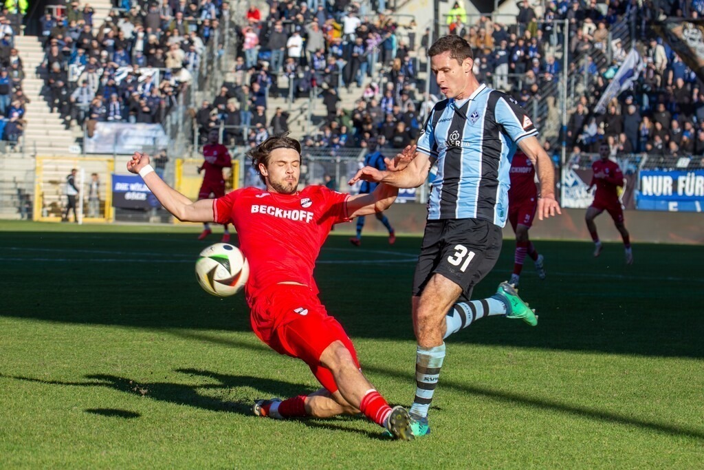 Fußball 3. Liga, Saison 2024/25, 22. Spieltag: Waldhof Mannheim gegen SC Verl. Bild: Fynn Otto (34, Verl) erhält für dieses Foul an Maximilian Thalhammer (31, Mannheim) die Gelbe Karte | Fußball 3. Liga, Saison 2024/25, 22. Spieltag: Waldhof Mannheim gegen SC Verl. Bild: Fynn Otto (34, Verl) erhält für dieses Foul an Maximilian Thalhammer (31, Mannheim) die Gelbe Karte - Realisiert mit Pictrs.com