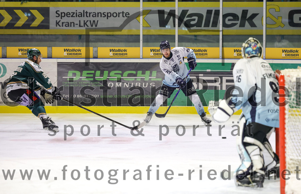 2026-01-06_035_TSV_Erding_gegen_EV_Lindau_Islanders | Erding, Deutschland, 06.01.2026:Eishockey, Oberliga Süd 2025 / 2026, 35. Spieltag, TSV Erding gegen EV Lindau Islanders, Endergebnis: 2:5Maximilian Forster (Erding Gladiators, #81), Fabian Bassler (EV Lindau Islanders, #28), Torwart Daniel Filimonov (EV Lindau Islanders, #96)Foto: Christian Riedel / fotografie-riedel.net