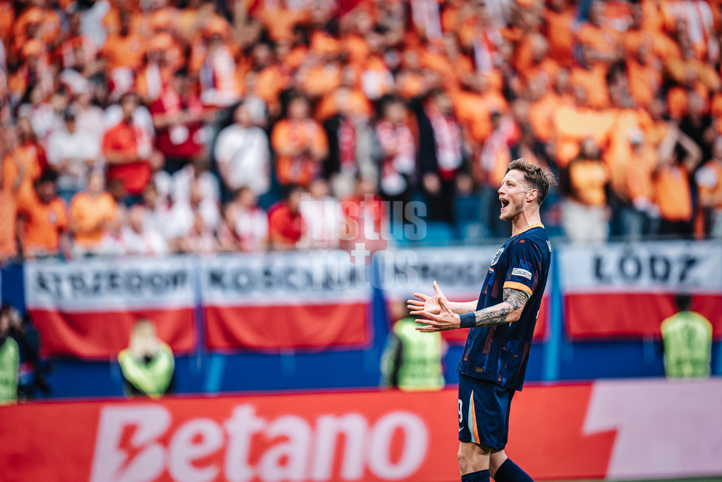 Fußball | Herren | UEFA-Fußball-Europameisterschaft 2024 | Gruppe D | Polen vs. Niederlande | 16.06.2024 | nach dem Spiel freut sich Wout Weghorst (#9, Niederlande) mit den Fans