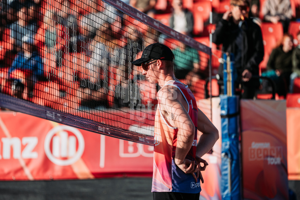 Beachvolleyball | Männer | Allianz German Beach Tour 2024 | Tourstop Kühlungsborn 2 | 16.08.2024 | Philipp Huster am Netz wartet auf die Angabe