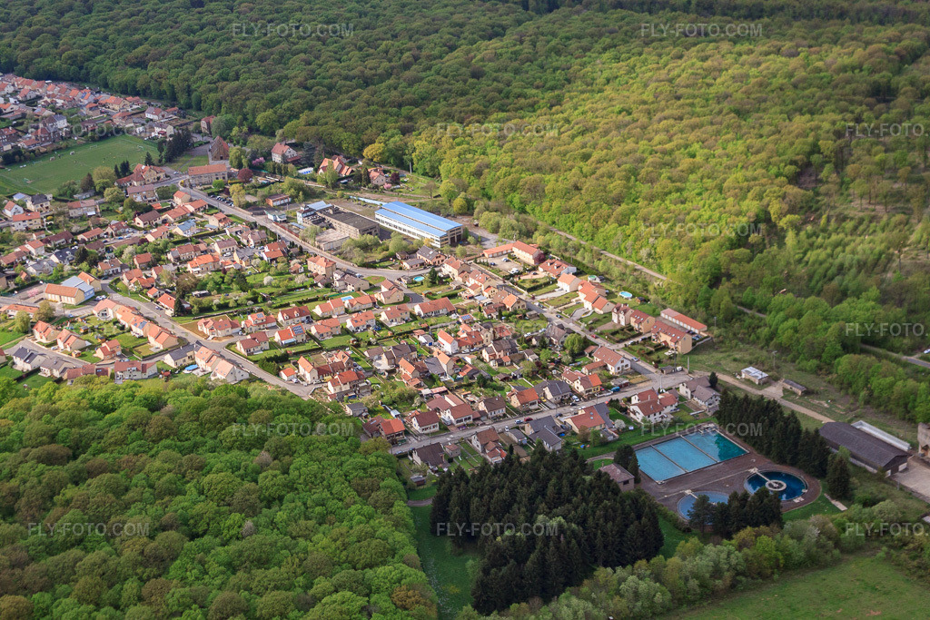 Aerial view: View of the town from the southeast in Entrange in the state Moselle, France. – Photo: IMG_39697.jpg taken on 04/16/2011 by Werner Riehm/FLY-FOTO.com – Resolution of the original: 4752 x 3168 px