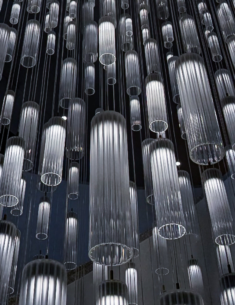 Licht-Skyline – Abstraktes Architektur Lichtkunst Wandbild | Urbane Geometrie und Lichtdesign in vollendeter Harmonie. Diese kontrastreiche, meisterhafte Fine-Art-Fotografie fängt eine monumentale Decken-Lichtinstallation aus Glasröhren in einer faszinierenden Froschperspektive ein. Das rhythmische Muster aus strahlendem Licht und harten, dunklen Schatten erzeugt die Illusion einer futuristischen Skyline bei Nacht. Ein hochexklusiver, grafischer Design-Blickfang für moderne Wohnräume, urbane Lofts oder repräsentative Architekturbüros. Empfohlen als Großformat auf Alu-Dibond oder unter Acrylglas. - Realisiert mit Pictrs.com
