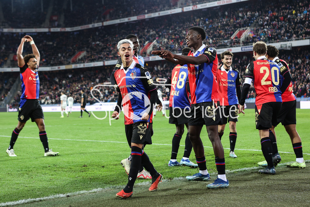 FC Basel - FC Bayern München | Jubel der Hausherren nach dem Treffer zum 1-0 durch Juan GAUTO (Basel #33) / Freude / Tor / Torschuetze