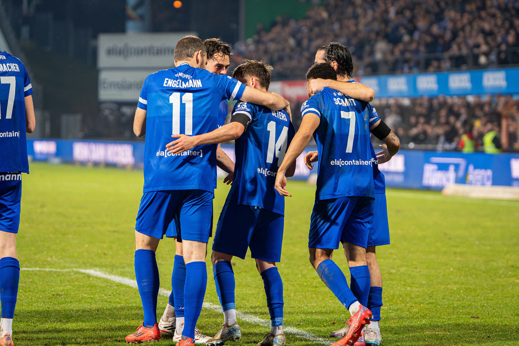 Fußball I Herren I Saison 2025-2026 I Regionalliga Nord I 24. Spieltag I SV Meppen - Hamburger SV II I 1354 | Simon Engelmann (11, SV Meppen), Thorben Deters (14, SV Meppen), Oliver Schmitt (7, SV Meppen) und Ersin Zehir (6, SV Meppen) - Realisiert mit Pictrs.com
