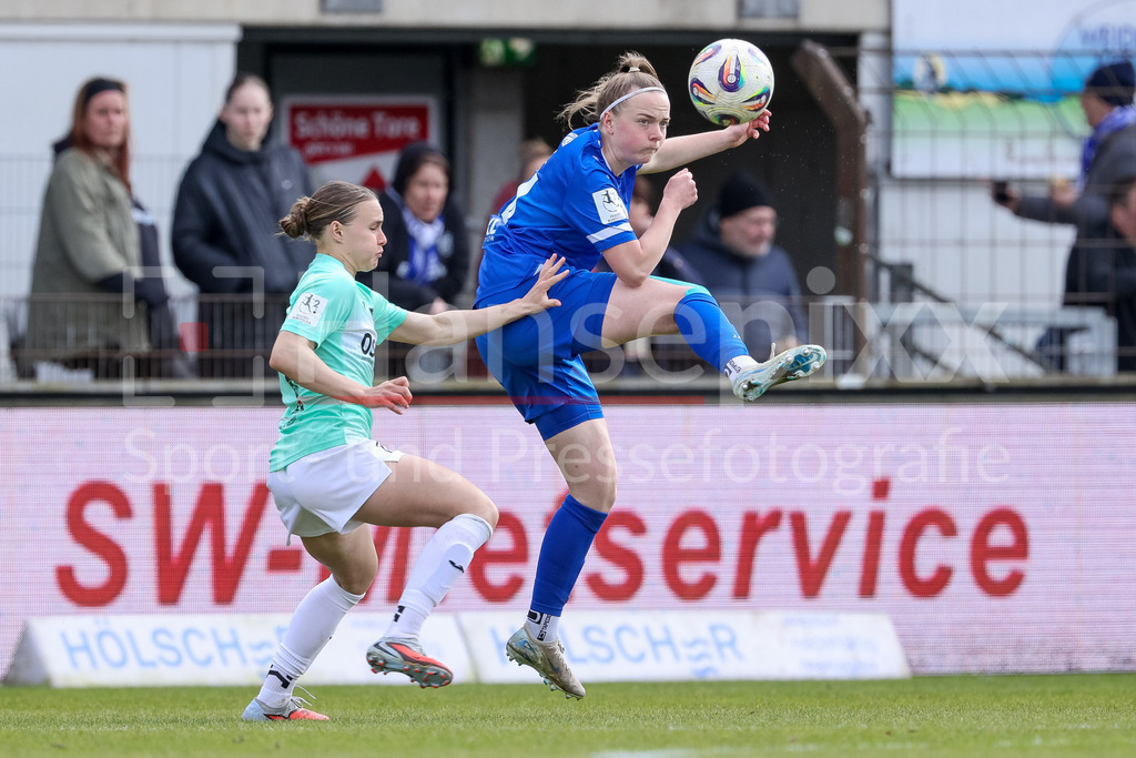 Fussball, 2. Frauen-Bundesliga, SV Meppen - SC Sand | v.li.: Emily Yaple (SC Sand, 14) und Bente Bode (SV Meppen, 14) im Zweikampf, Duell, Dynamik, Aktion, Action, Spielszene, DIE DFB-RICHTLINIEN UNTERSAGEN JEGLICHE NUTZUNG VON FOTOS ALS SEQUENZBILDER UND/ODER VIDEOÄHNLICHE FOTOSTRECKEN. DFB REGULATIONS PROHIBIT ANY USE OF PHOTOGRAPHS AS IMAGE SEQUENCES AND/OR QUASI-VIDEO.