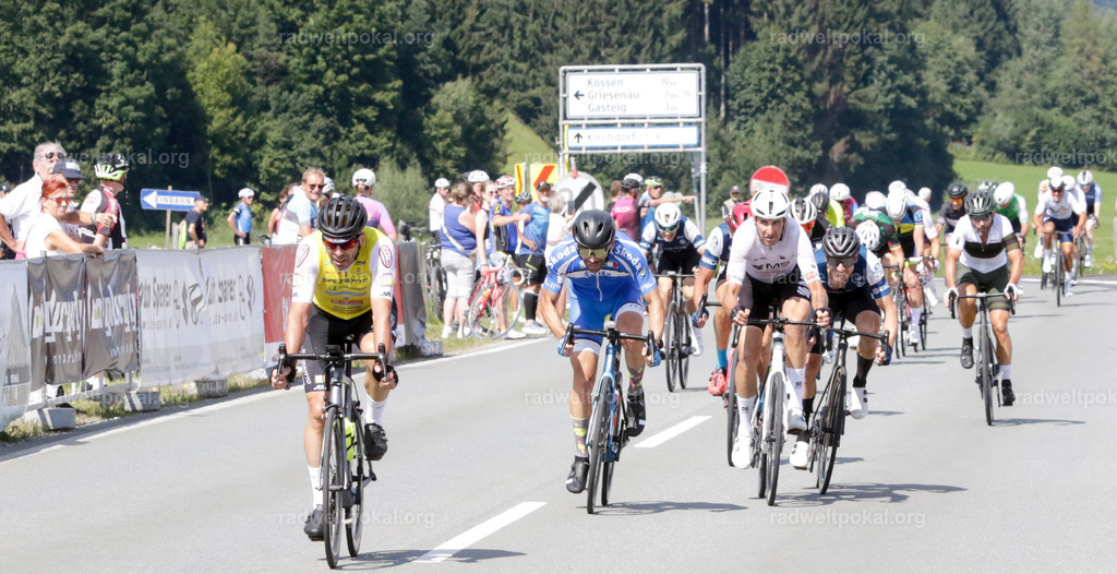 04_20230817_radweltpokal_rennen_maenner | AUT - OESTERREICH, 2023-08-16: SPORT RENNRAD-FAHREN - 55. INTERNATIONALER RADWELTPOKAL IN ST. JOHANN IN TIROL  - Vintage-Radrennen mit WM-Bronze-Medaillen-Siegerin Christina Schweinberger, den Teilnehmer und Alexander Baumann (vom Orginastions-Team) - TAG 2 BEWERB MAENNER IN SECHS GRUPPEN  - FEATURE RENNEN/START ; Foto: Roland Muehlanger