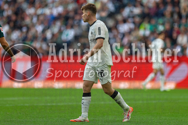 Borussia Mönchengladbach vs SV Werder Bremen - Bundesliga  | Mönchengladbach, Deutschland, 14.09.25:   Lucas Ullrich (Borussia Mönchengladbach) schaut waehrend des Spiels der Bundesliga zwischen Borussia Mönchengladbach vs SV Werder Bremen im Stadion im Borussia Park(Foto von Brauer-Fotoagentur / Adrian Schlueter)