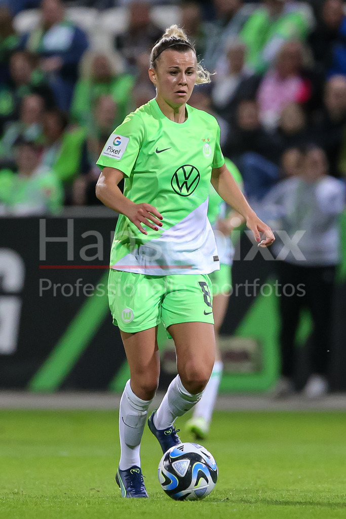 Fussball, Google Pixel Frauen-Bundesliga, VfL Wolfsburg - 1. FC Nürnberg | v.li.: Lena Lattwein (VfL Wolfsburg, 8) am Ball, Einzelbild, Ganzkörper, Aktion, Action, Spielszene, DIE DFB-RICHTLINIEN UNTERSAGEN JEGLICHE NUTZUNG VON FOTOS ALS SEQUENZBILDER UND/ODER VIDEOÄHNLICHE FOTOSTRECKEN. DFB REGULATIONS PROHIBIT ANY USE OF PHOTOGRAPHS AS IMAGE SEQUENCES AND/OR QUASI-VIDEO.