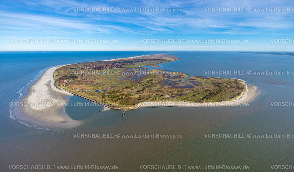Wittmund251105708Spiekeroog | Luftbild, Gesamtansicht Ostfriesische Insel Spiekeroog, Westergroen Gebiet und Hafen mit Fähranleger, Fernsicht und blauer Himmel mit Horizont, Spiekeroog, Norddeutschland, Ostfriesland, Niedersachsen, Deutschland