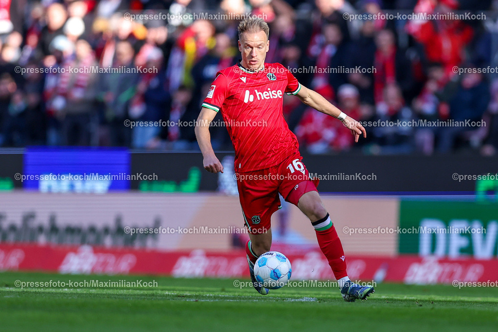 1FC30112401022 | 30.11.2024, Fußball, 1. FC Köln - Hannover 96, 2. Fußball Bundesliga, RheinEnergieSTADION, Saison 2024 2025: Havard Nielsen (Hannover #16)DFB regulations prohibit any use of photographs as image sequences and or quasi-video.