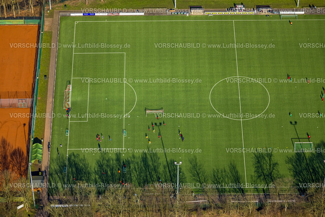 Gelsenkirchen240300171 | Luftbild, Sportanlage Löchterheide Fußballstadion und Tennisplätze, SSV Buer 07/28 e.V. Abteilung Fußball und Abteilung Tennis, Fußballspieler auf dem Platz, Buer, Gelsenkirchen, Ruhrgebiet, Nordrhein-Westfalen, Deutschland