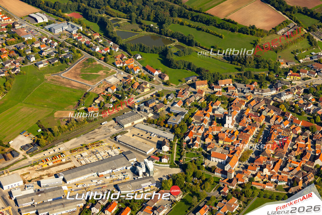 Das Luftbild der Stadt Schlüsselfeld wurde 2022 vom Flugzeug heraus erstellt (keine Drohnen-Aufnahmen) Aufnahmehöhe ca.450 Meter- hohe Bildauflösung und Druck-Qualität. Garantiert!