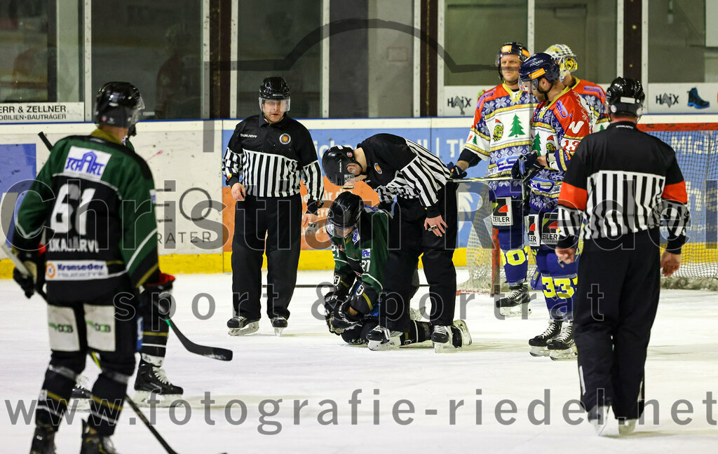 2022-12-09_066_TSV_Erding_gegen_EHC_Waldkraiburg | Erding, Deutschland, 09.12.2022:
Eishockey, Bayernliga 2022 / 2023, 19. Spieltag, TSV Erding gegen EHC Waldkraiburg, Endergebnis: 9:2

Mark Waldhausen (Erding Gladiators, #27)

Foto: Christian Riedel / fotografie-riedel.net