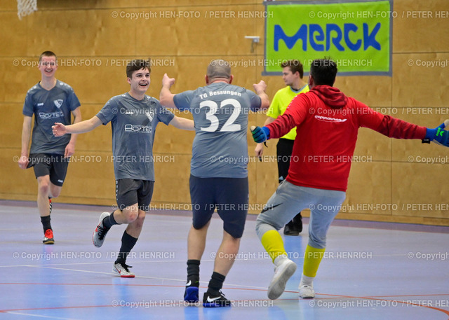 20230115-1804-stadtmeisterschaft-HENFOTO | 15.01.2023 30. Hallenfussball Stadtmeisterschaft Darmstadt 2023 v. li. Torjubel nach Hackentrick v. li. Lein Schneidmüller (7 TGB DA) Michael Denzel (32 TGB DA) Gian Singh (TW TGB DA) (Foto: Peter Henrich) - Realisiert mit Pictrs.com