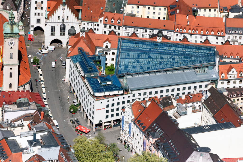 dr__0063667.jpg | MüNCHEN 29.04.2025 Banken- Verwaltungsgebäude des Finanzdienstleistungs- Unternehmens " Stadtsparkasse München " an der Sparkassenstraße im Zentrum in München im Bundesland Bayern, Deutschland. Weiterführende Informationen bei: npn perseus architekten. // Banking administration building of the financial services company " Stadtsparkasse Muenchen " in the district Zentrum in Munich in the state Bavaria, Germany. Further information at: npn perseus architekten. Foto: Daniel Reiter