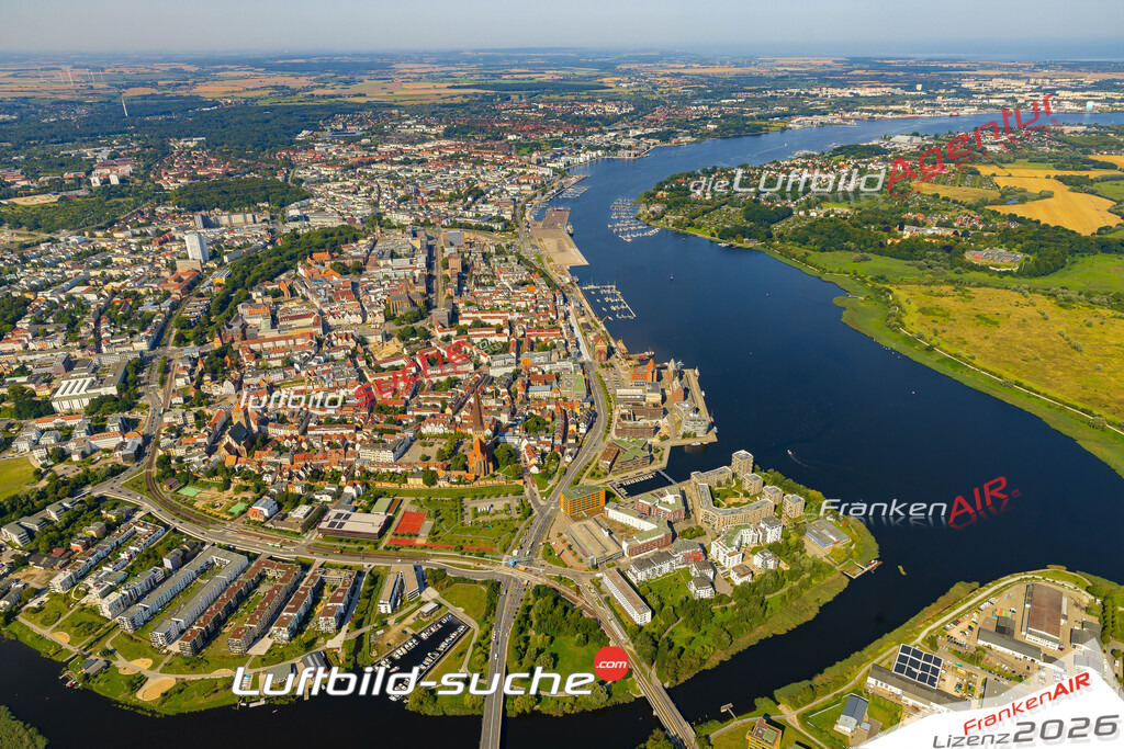 Luftaufnahme Stadtmitte Rostock - Die Luftaufnahme wurde 2025 vom UL-Flugzeug heraus erstellt ( ohne Drohne ) - Hochauflösende Luftaufnahme - für professionelle Ausdrucke geeignet. Die Geschenkidee !Mit Lizenz und Bildrechte bestellbar