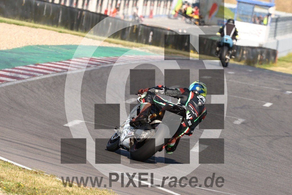 0858-20240718_01769 | Schöne Erinnerungen an spannende Momente - das festzuhalten ist unser Job. PIXELrace.de ist seit 2003 auf den Rennstrecken Europas unterwegs um die Action draußen beim Fahren und die wunderbare Stimmung imm Fahrerlager für euch einzufangen.