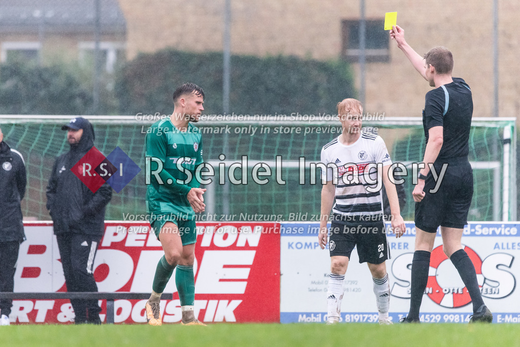 RS-1-014612 | Til Küffner (#24, Neumünster) bekommt von Jannik Schneider (Schiedsrichter) die gelbe Karte gezeigt.