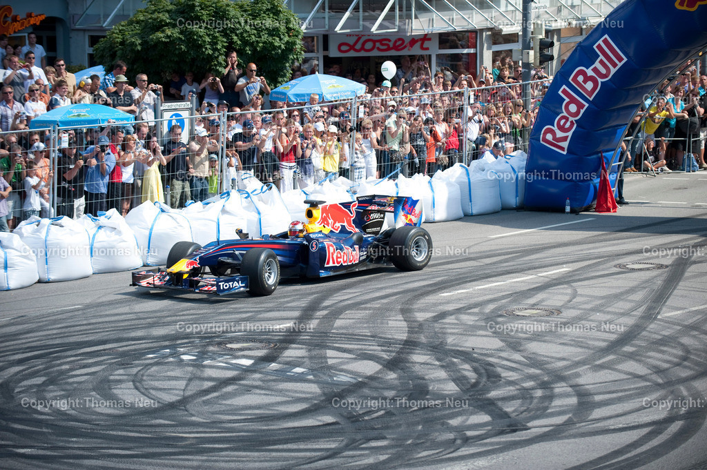 _DSC7231 | Sebastian Vettel beim spektakulären „Home Run“ in Heppenheim: Der Formel-1-Weltmeister fährt im Red-Bull-Rennwagen über die zur Rennstrecke umfunktionierte B3 in seiner Heimatstadt. Tausende Fans feiern ihren Lokalhelden.