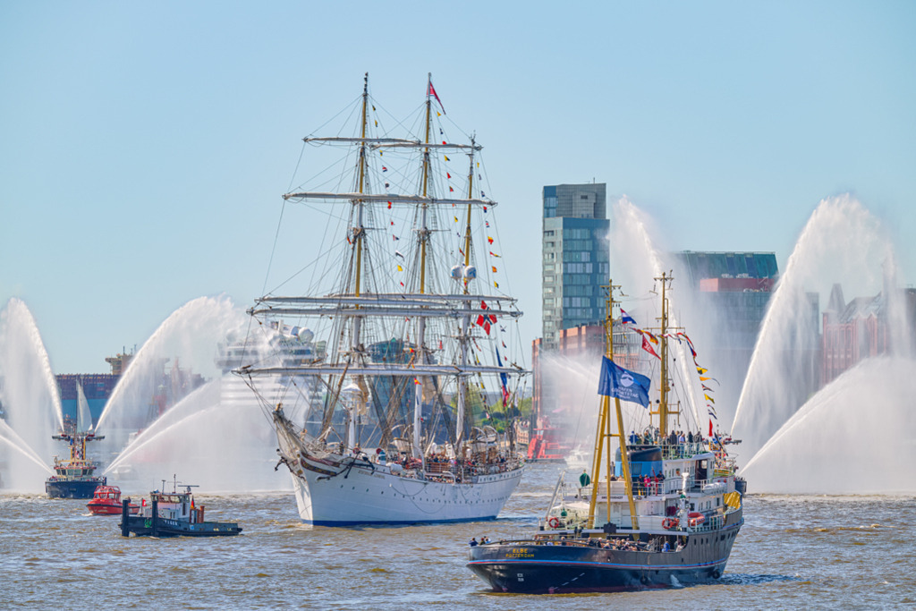 Statsraad Lehmkuhl | Bei der Einlaufparade zum Hafengeburtstag Hamburg, das Segelschulschiff Statsraad Lehmkuhl, eine Bark aus Norwegen, läuft ein. Hinter dem wunderschönen Schiff begleiten Feuerlöschboote das Einlaufen mit hohen Fontänen. — Auflösung des Originals: 8190 x 5460 px. - Realized with Pictrs.com