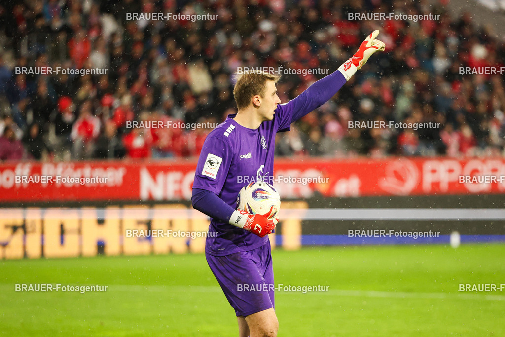 Rot-Weiss Essen - 1.Fc Schweinfurt | Essen, Deutschland, 02.11.2025 Toni Stahl (1.FC Schweinfurt)  gestikuliertwährend des 3.Liga Spiels zwischen  Rot-Weiss Essen und 1.Fc Schweinfurt am 02.11.2025 im Stadion an der Hafenstraße in Essen. (Foto von Timo Bluhmki-Schmidt/Brauer Fotoagentur