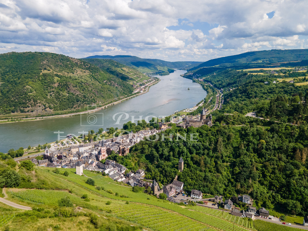 Stahleck- | Die Burg Stahleck beherbergt eine der schönsten Deutschen Jugendherbergen. Bacharach ist bekannt für seine Fachwerkhäuser und den Weibau. - Realisiert mit Pictrs.com