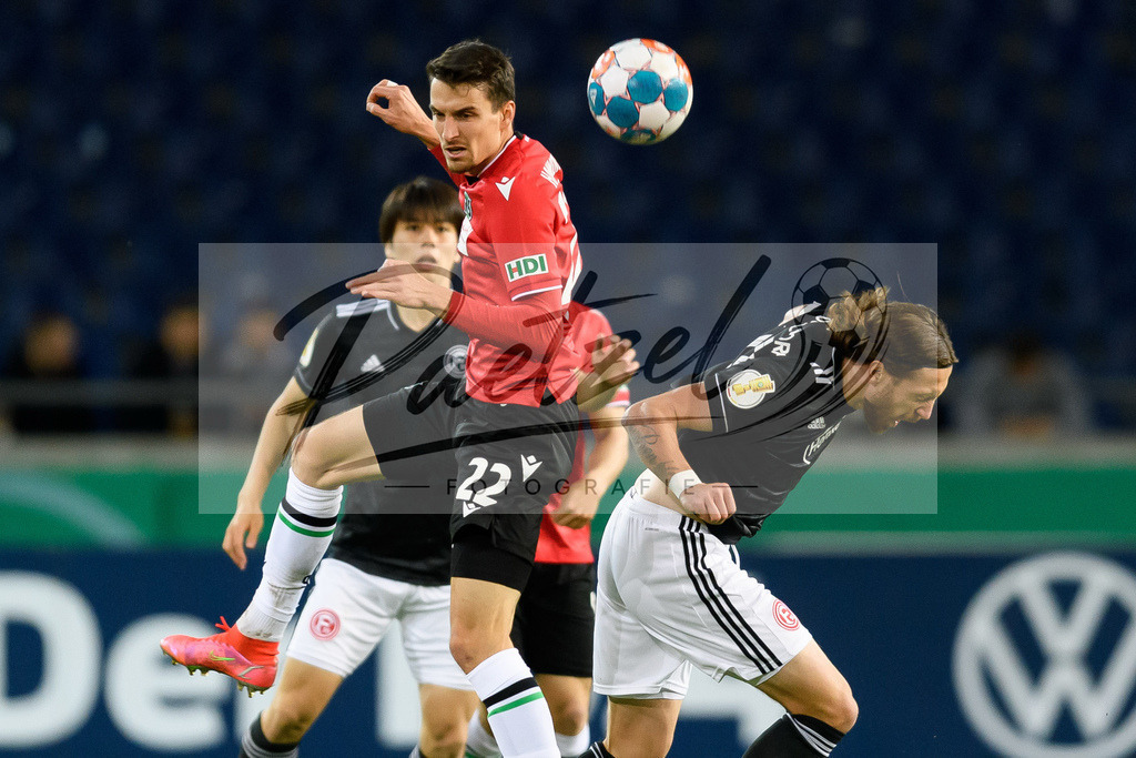 H96DUS20211027_004 | Fussball, Herren: Sebastian Stolze (Hannover 96) und Adam Bodzek (Fortuna Duesseldorf) im Zweikampf bei dem Spiel der 2. Runde im DFB-Pokal zwischen Hannover 96 und Fortuna Duesseldorf in der HDI-Arena am 27.10.2021 in Hannover, Deutschland.DFB / DFL REGULATIONS PROHIBIT ANY USE OF PHOTOGRAPHS AS IMAGE SEQUENCES AND/OR QUASI-VIDEO. - Realisiert mit Pictrs.com