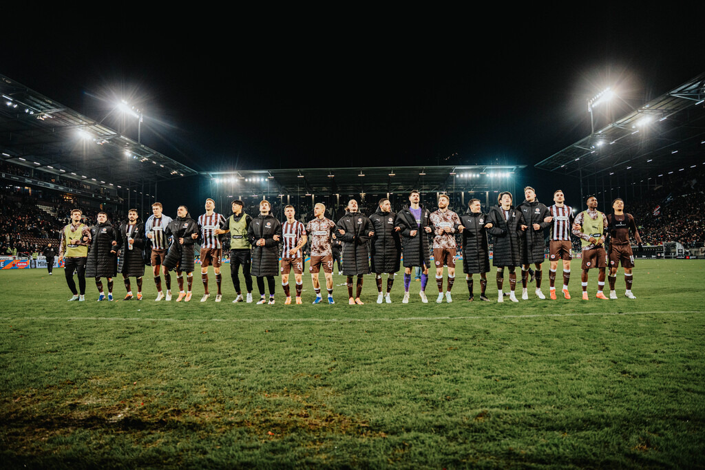 FCP05182 | Der offizielle Shop für FC St. Pauli Fotos. Wähle aus Spielszenen & Fanmomenten dein FCSP Wunschformat. Wir liefern Millerntor-Atmosphäre.