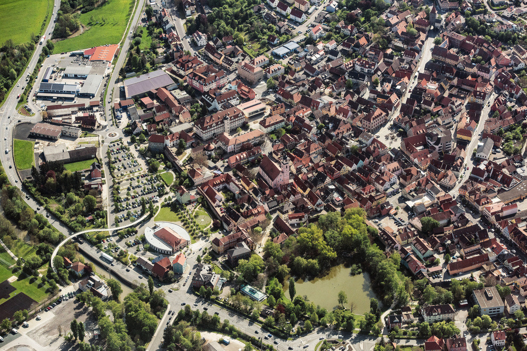 dr__0012283.jpg | NEUSTADT AN DER AISCH 11.05.2017 Altstadtbereich und Innenstadtzentrum in Neustadt an der Aisch im Bundesland Bayern, Deutschland. // Old Town area and city center in Neustadt an der Aisch in the state Bavaria, Germany. Foto: Daniel Reiter