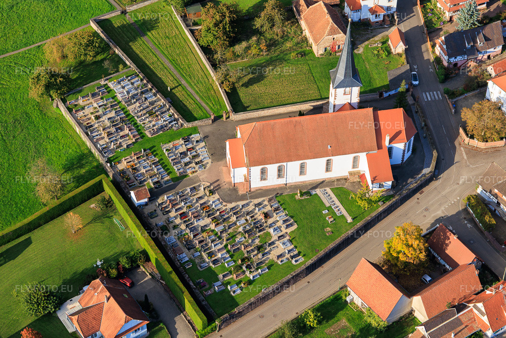 Vue aérienne: Église et cimetière à Seebach dans le département Bas Rhin, France. Photo: IMG_150131.jpg prise le 11/10/2025 par Werner Riehm/FLY-FOTO.eu – Résolution de l'original: 6000 x 4000 px