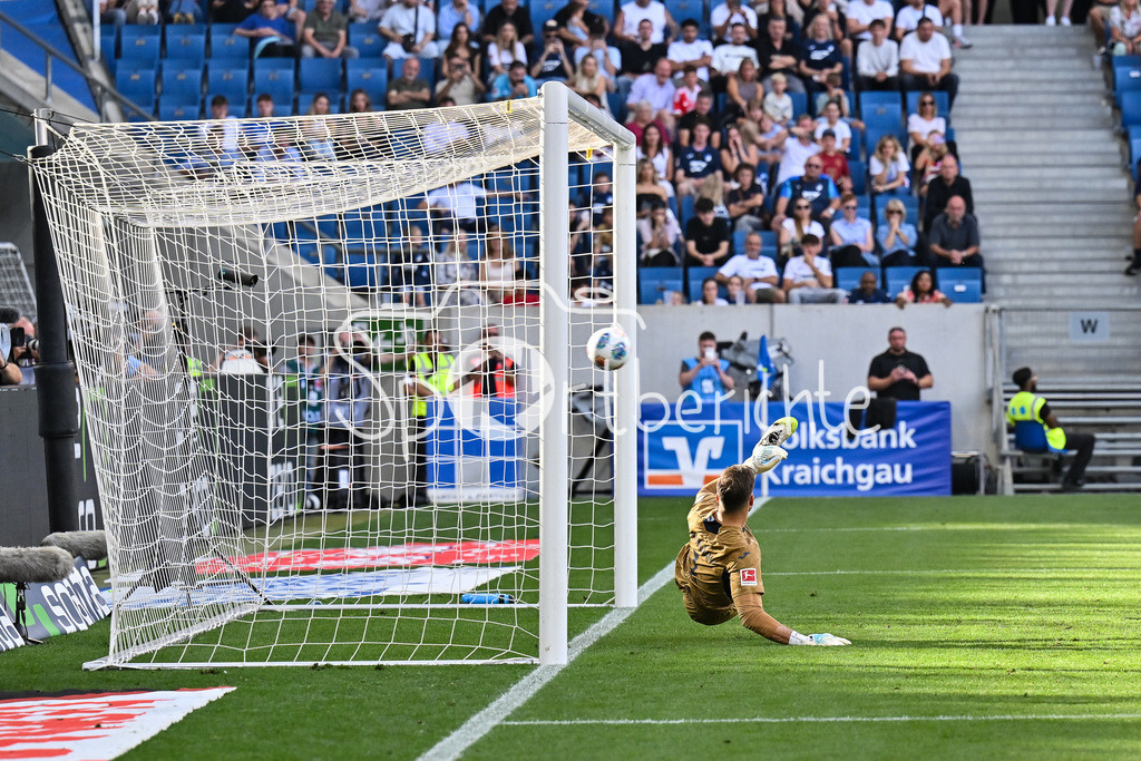 TSG 1899 Hoffenheim - FC Bayern München | Harry KANE (FC Bayern Muenchen 9) verwandelt den Elfmeter zum 0.-3 für die Bayern - Oliver Baumann (TSG Hoffenheim 1) kann nur hinterher schauen / Tor / Torschuetze / Freude / Happy / Bundesliga: TSG 1899 Hoffenheim - FC Bayern München; PreZero-Arena am 20.09.2025 / DFL REGULATIONS PROHIBIT ANY USE OF PHOTOGRAPHS AS IMAGE SEQUENCES AND/OR QUASI-VIDEO