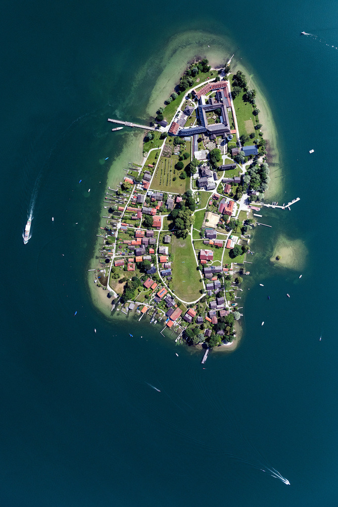 dr__0026974.jpg | CHIEMSEE 25.06.2019 Senkrecht- Luftbild aus der Satelliten- Perspektive vom Fraueninsel in Chiemsee im Bundesland Bayern, Deutschland mit der Abtei der Benediktinerinnen Frauenwörth. // Vertical aerial view from the satellite perspective of the fraueninsel in the Chiemsee in the state of Bavaria, Germany with the abbey of the Benedictine women Frauenwoerth. Foto: Daniel Reiter