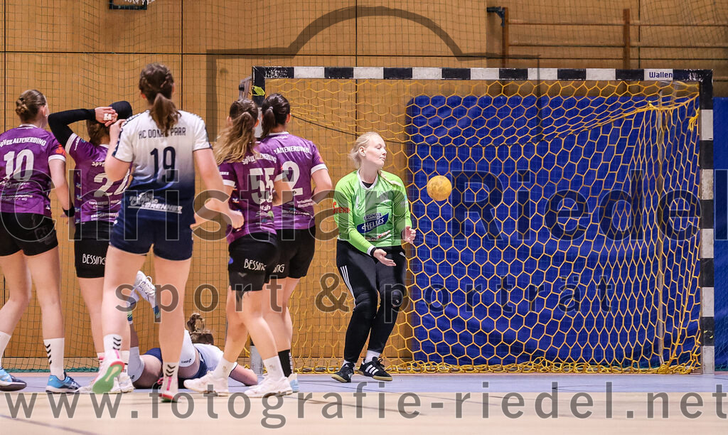 2024-11-24_131_SpVgg_Altenerding_gegen_HC_Donau-Paar_II | Erding, Deutschland, 24.11.2024:Handball, Bezirksoberliga Frauen Altbayern 2024 / 2024, 6. Spieltag, SpVgg Altenerding gegen HC Donau/Paar II, Endergebnis: 24:24Line Sophie Malerius (SpVgg Altenerding, #10), Johanna Taubmann (SpVgg Altenerding, #22), Sandra Geßner (HC Donau/Paar, #19), Verena Kaiser (SpVgg Altenerding, #55), Janina Konrad (SpVgg Altenerding, #2), Torfrau Hanna Obermair (SpVgg Altenerding, #1)Foto: Christian Riedel / fotografie-riedel.net