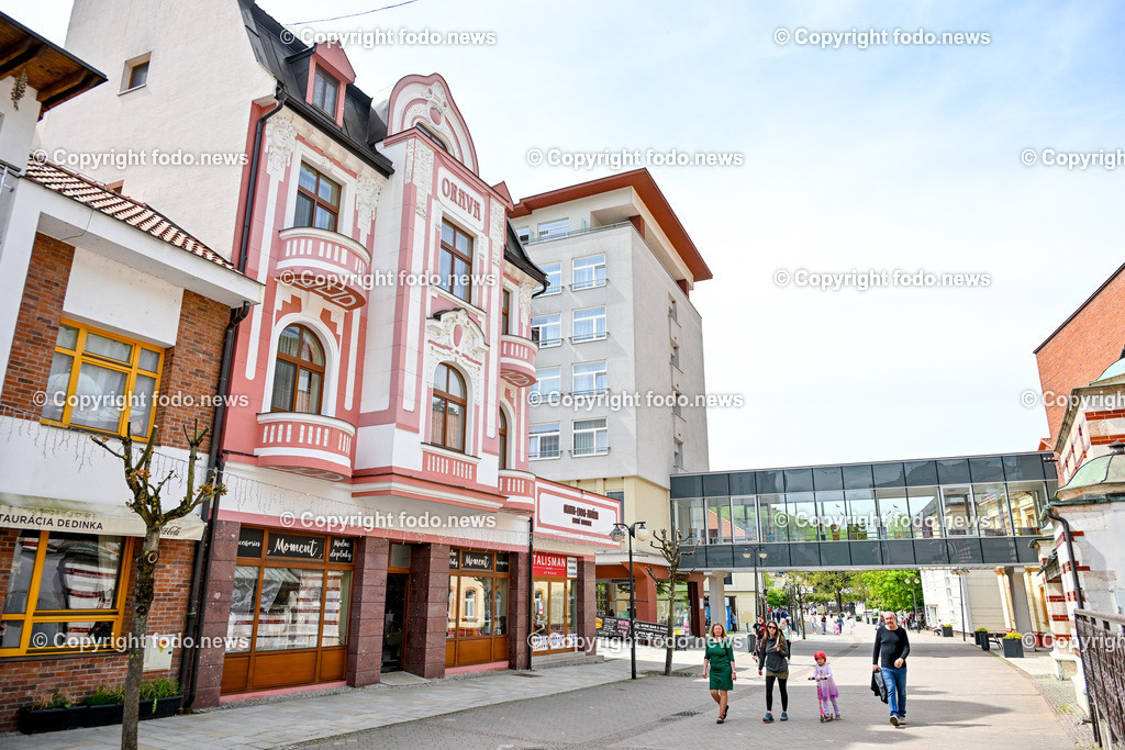 Slowakei_ Trenciansky kraj_ Trencianske Teplice_ 22.04.2025-28 | 22.04.2025, Slowakei, SVK, Trenciansky kraj, Trencianske Teplice, im Bild Trencianske Teplice, Trentschin-Teplitz, Stadt im Westen der Slowakei, Kurort mit Sehenswuerdigkeiten, Hotels aus der Zeit der habsburgischen Monarchie, einem Kurpark sowie alten Badehaeusern, Stadtansichten, Gebaeude, Architektur, Park, Strassen, Haeuser, Infrastruktur,  Denkmaeler, Kultur, Touristen, spazieren, Besucher, Zentrum