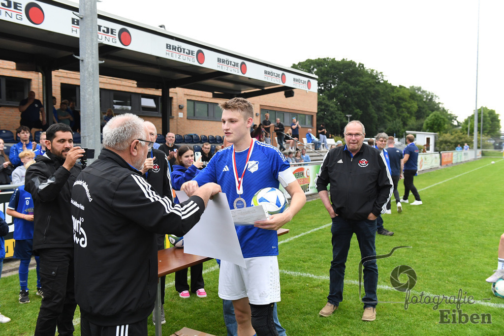 1. FC Nordenham-SV GOTANO | Kreispokal Finale Jade-Weser-Hunte 1. Mannschaften; 1.FC Nordenham (weiß)-SV GOTANO (blau) am 15.06.2025 in Rastede (Sportanlage Köttersweg), Photo: Philip Eiben 2025 - Realisiert mit Pictrs.com