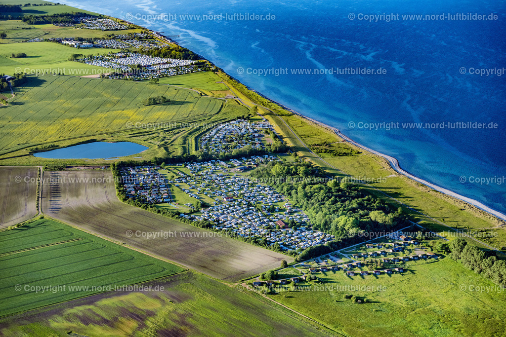 Grube_FKK_Camping_Ostsee_ELS_8676030622 | SIGGENEBEN 03.06.2022 Küsten- Landschaft am Sandstrand der Ostsee in Siggeneben im Bundesland Schleswig-Holstein. // Coastline on the sandy beach of Baltic Sea in Siggeneben in the state Schleswig-Holstein. Foto: Martin Elsen