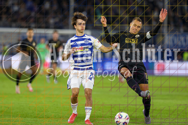 MSV Duisburg vs FC Hansa Rostock - 3. Liga | Duisburg, Deutschland, 03.10.25:   Jan-Simon Symalla (MSV Duisburg) und Franz Pfanne (FC Hansa Rostock) im Kampf um den Ball waehrend des Spiels der 3. Liga MSV Duisburg vs FC Hansa Rostock in der schauinsland-reisen-arena(Foto von Brauer-Fotoagentur / Adrian Schlueter)