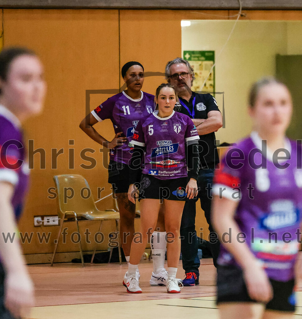 2024-01-27_049_SpVgg_Altenerding_gegen_HSG_Schwab-kirchen | Erding, Deutschland, 27.01.2024:
Handball, Bezirksoberliga Frauen Altbayern 2023 / 2024, 12. Spieltag, SpVgg Altenerding gegen HSG Schwab/kirchen, Endergebnis: 39:28

Nikayla Alston (SpVgg Altenerding, #11), Lena Prem (SpVgg Altenerding, #5), Trainer Andreas Mittermeier (SpVgg Altenerding)

Foto: Christian Riedel / fotografie-riedel.net