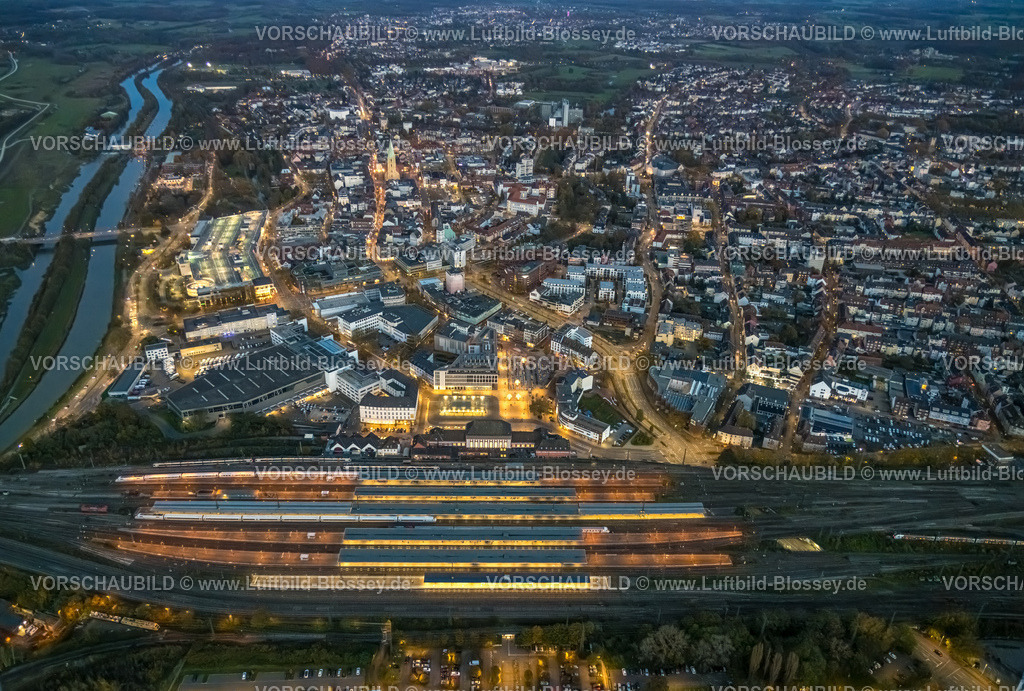 Hamm231103722Nacht | Luftbild, Nachtaufnahme, Hauptbahnhof Hbf mit Bahnhofsvorplatz und City mit Allee-Center Einkaufszentrum, Blick zur evang. Pauluskirche, Mitte, Hamm, Ruhrgebiet, Nordrhein-Westfalen, Deutschland