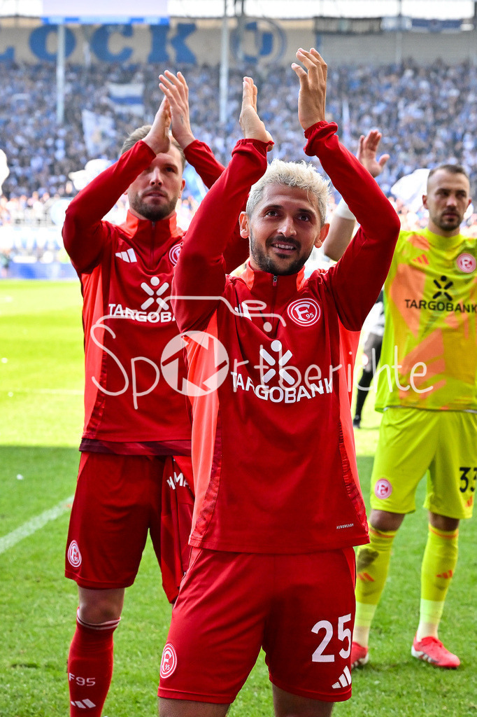1. FC Magdeburg - Fortuna Düsseldorf | Die Spieler der Fortuna versammeln sich nochmal vorm Gaesteblock und bedanken sich bei den mitgereisten Fans / 2. Bundesliga: 1. FC Magdeburg - Fortuna Duesseldorf, Avnet-Arena am 18.05.2025 / DFL REGULATIONS PROHIBIT ANY USE OF PHOTOGRAPHS AS IMAGE SEQUENCES AND/OR QUASI-VIDEO /  Matthias ZIMMERMANN (Fortuna Duesseldorf 25)