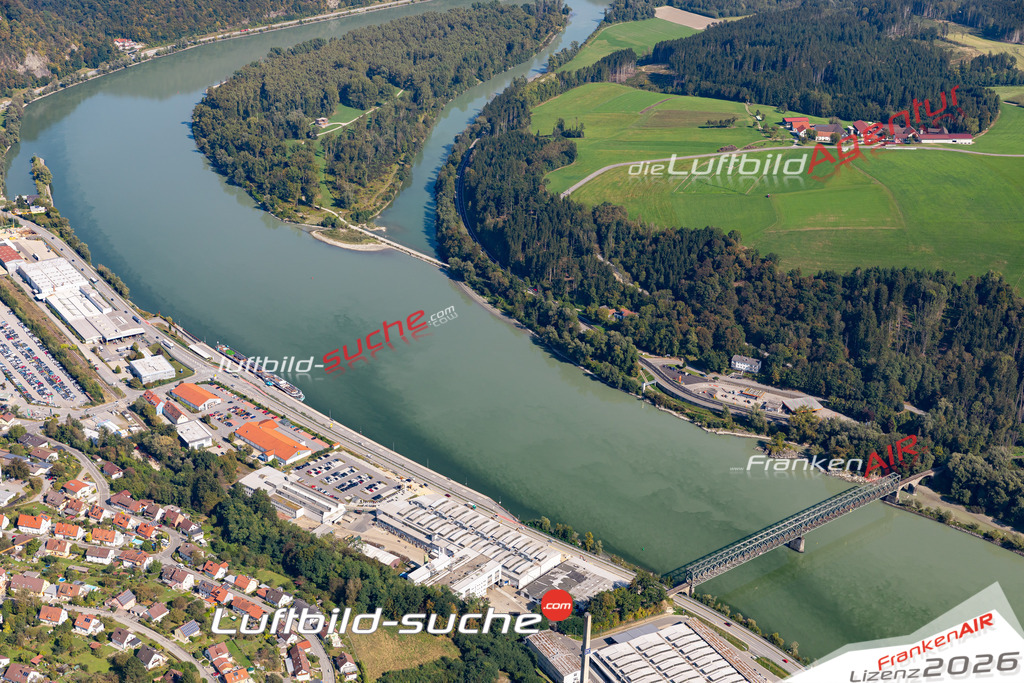 Die Luftbildaufnahme Donaustrasse - Passau wurde 2020 mittels Flugzeug (keine Drohne) erstellt. Perfekte Schärfe und Druck- Ergebnisse- Garantiert!