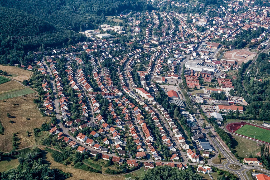 Luftbild: Stadtteil im Queichtal von Nordosten in Annweiler am Trifels im Bundesland Rheinland-Pfalz in Deutschland. Foto: IMG_12044.jpg vom 31.07.2008 durch Werner Riehm/FLY-FOTO.de
