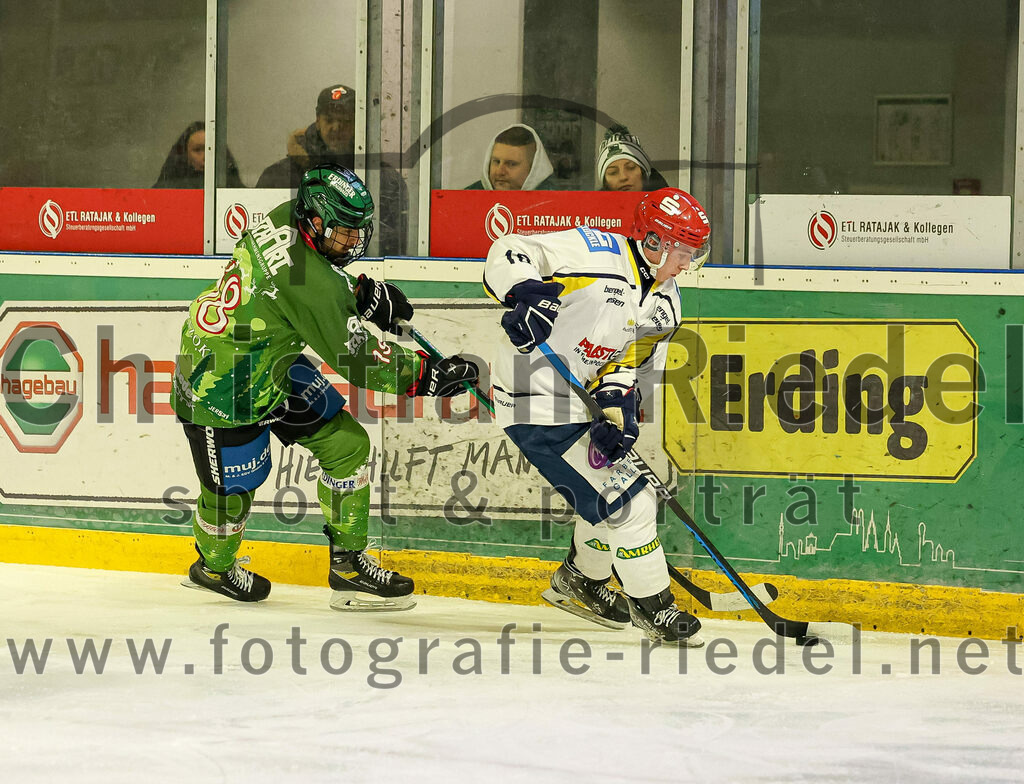 2023-12-26_092_TSV_Erding_gegen_ERV_Schweinfurt | Erding, Deutschland, 26.12.2023:
Eishockey, Bayernliga Vorrunde 2023 / 2024, 20. Spieltag, TSV Erding gegen ERV Schweinfurt, Endergebnis: 9:3

Daniel Krzizok (Erding Gladiators, #18)

Foto: Christian Riedel / fotografie-riedel.net
