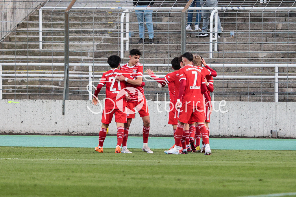 FC Bayern Amateure - FC Augsburg II | Grant Leon RANONS (FCB #22) dreht nach seinem zweiten Tor zum 2-1 jubelnd ab / Jubel / Freude / Tor /